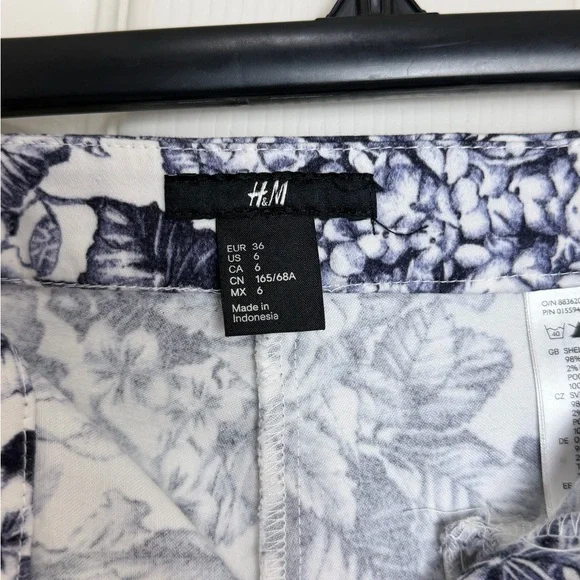 H&M Black and White Floral Shorts size 6 - Picture 4 of 6